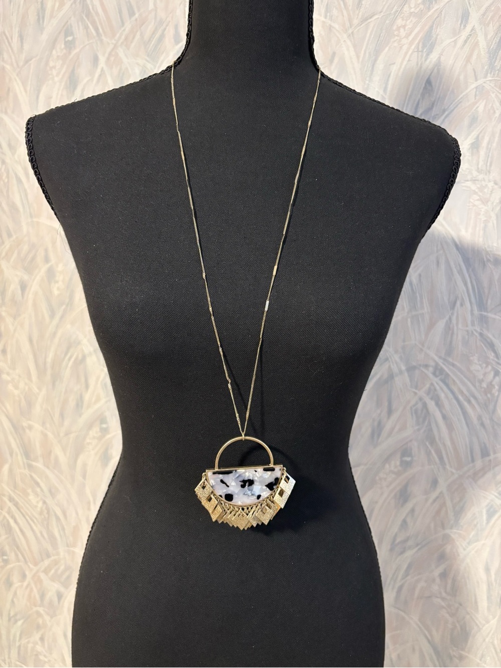 🌻Gold Statement Pendant Necklace with White Black Marbled Accent 32”+3”